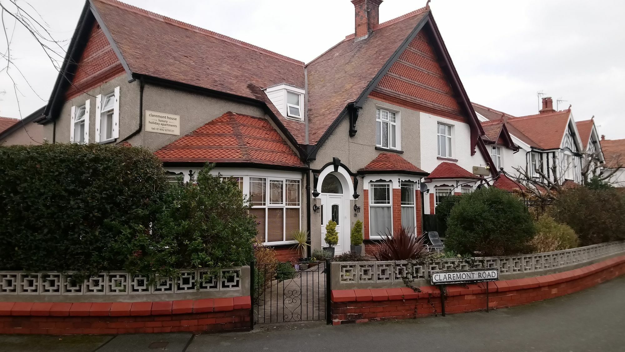 Claremont House Holiday Apartments Лландидно Экстерьер фото